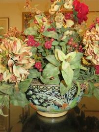 Da Qing Qianlong Nian Zhi Period Chinese Bowl Floral Arrangment