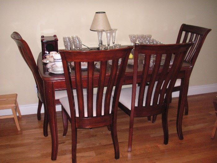 Mahogany dining table w/leaf + 4 chairs