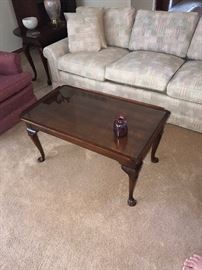 MAHOGANY CURVED LEGS COFFEE TABLE WITH GLASS-TOP