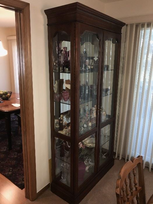 BEAUTIFUL SOLID WOOD LIGHTED CURIO CABINET
