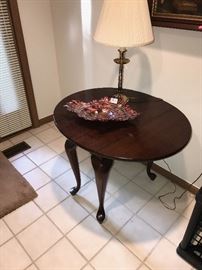 MAHOGANY SIDE TABLE WITH FOLDING SIDES