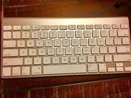APPLE WIRELESS KEYBOARD