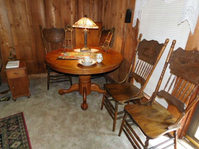 Round Oak Dining Table, 1 leaf, 4 pressed back dining chairs,