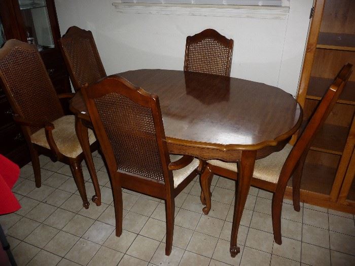 DINING TABLE W/5 CHAIRS