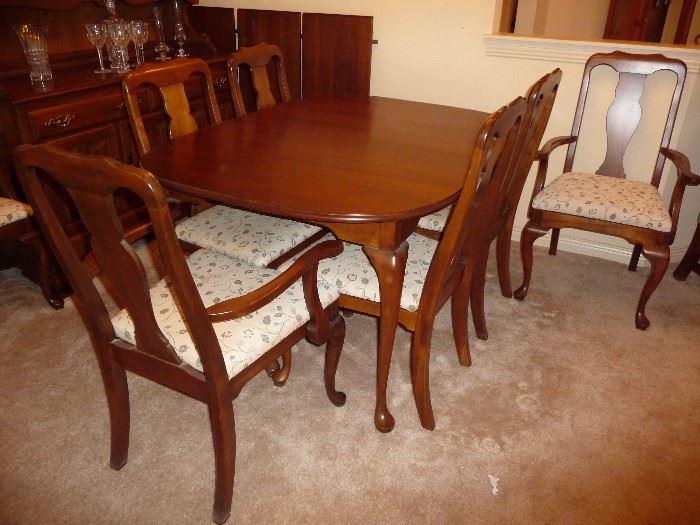 BEAUTIFUL WOOD DINING TABLE WITH 3 LEAFS, PADS & 7 CHAIRS FROM HAMPTON HOUSE FINE FURNITURE