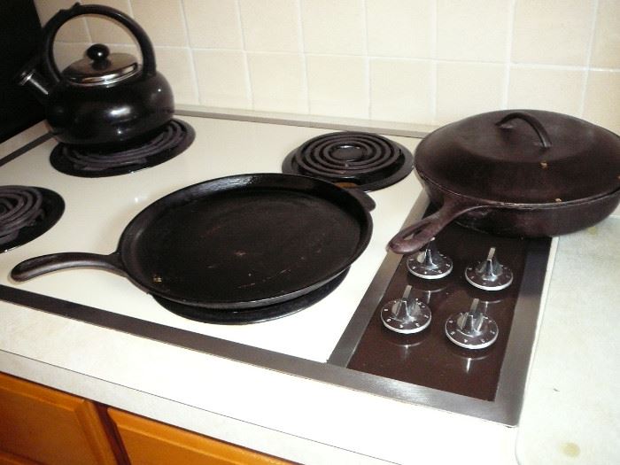 CAST IRON SKILLETS AND LID
