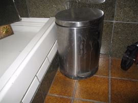 Mini trash can
