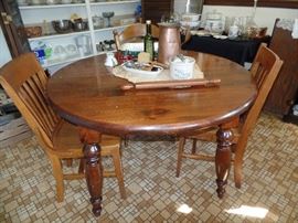 Round oak kitchen table with two leaves