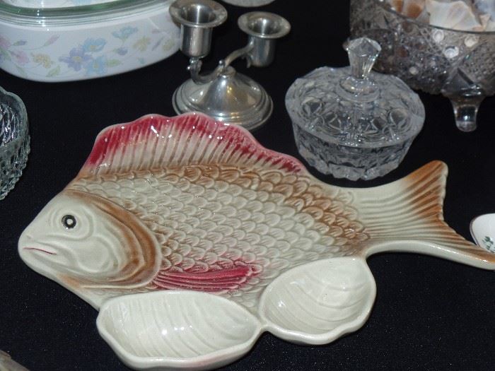 Fish serving plate