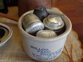 Willow Farm crock and tea leaf holders