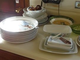 Miscellaneous kitchen plates and cups