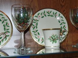 Set of 4 Lenox Christmas lunch plates and cups.