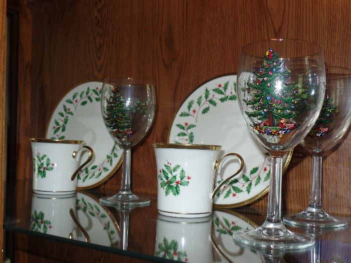 Set of 4 Lenox Christmas lunch plates and cups