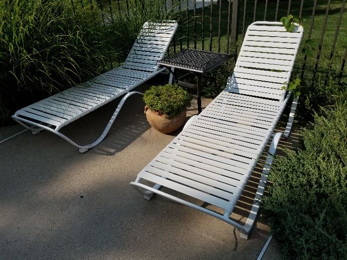 Outdoor chaise lounge 