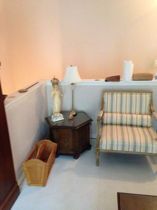 Solid end table with matching coffee table! By Ethan Allen!