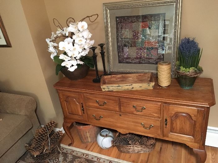 Perfect size buffet, great for dining, or for a tv stand