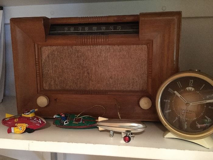 Meet vintage ornaments and a fun vintage radio