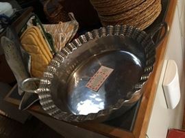 Abeautiful nwt Mexican pewter salad bowl!
