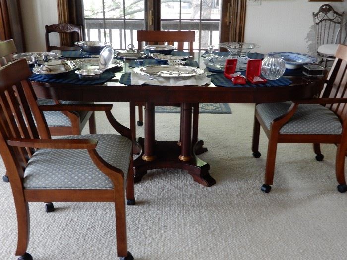 DINING OR KITCHEN TABLE WITH TWO LEAVES AND 4 CHAIRS.  