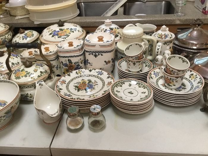 Villeroy & Boch set of china "Amsterdam" service for eight. 