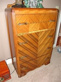 Deco chest of drawers
