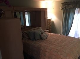 Queen-size oak bedroom set $500