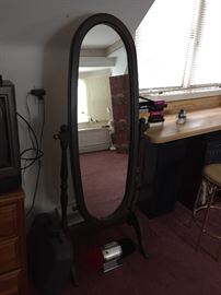Stand up oval mirror and bass $40