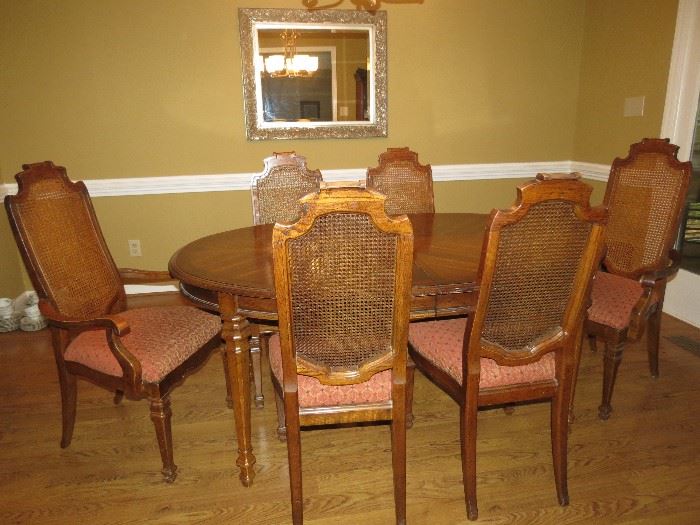 NICE DINING ROOM TABLE AND CHAIRS.