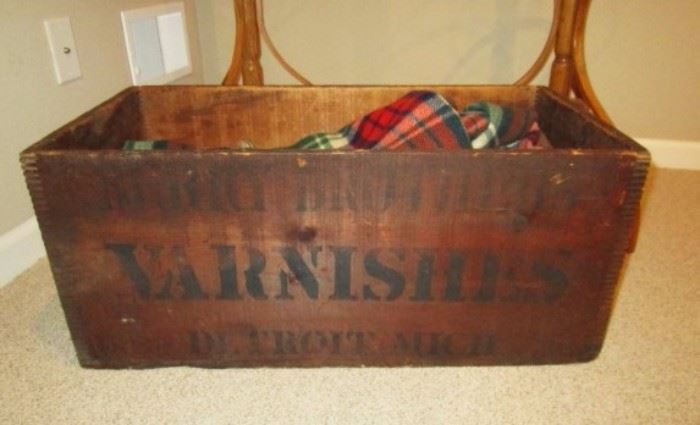 Antique wooden Box "Varnishes", Detroit, Mich. Advertising