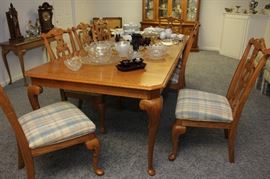 Beautiful solid oak table with 8 matching chairs & 2 ottomans