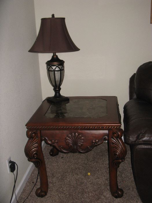 ORNATE LR END TABLE & LAMP