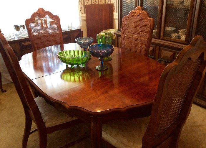 Dining Table/Chairs (2 Leaves)