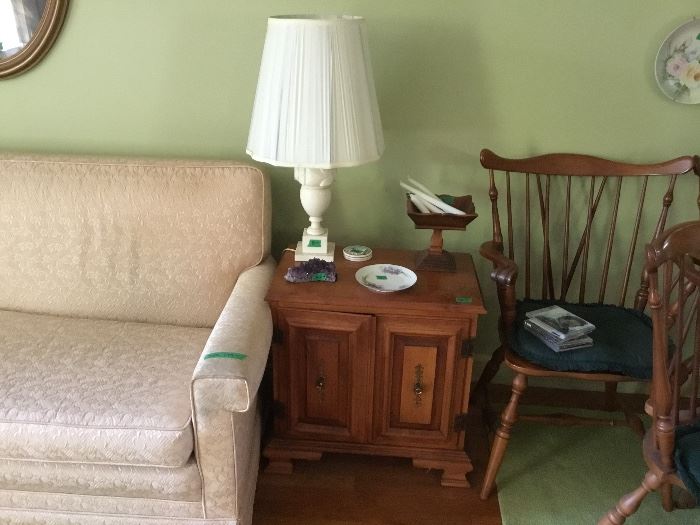 End table, lamp & 2nd sofa