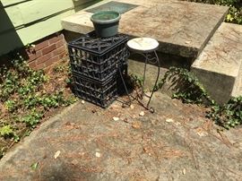 Small table plant stand, 2 plastic crates & flower pot