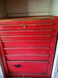 Tool chest with 7 drawer storage. 26.6" wide, 33" tall 18# deep.