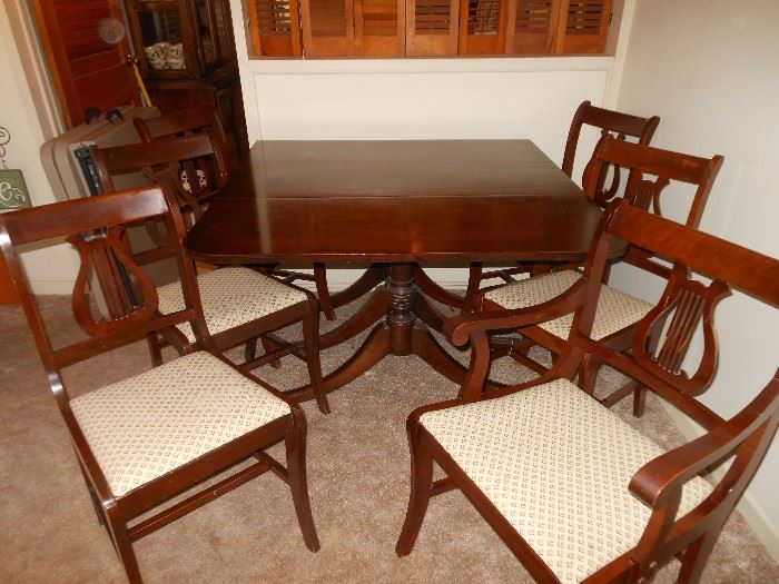 Lovely Duncan Fife drop side dining table, 3 leaves and 6 lyre back chairs