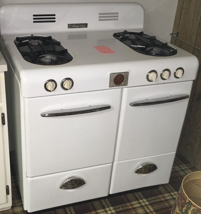 BEAUTIFUL 1940'S OR 50'S PORCELAIN MID CENTURY GAS STOVE RANGE. SCROLL TO BOTTOM TO SEE MORE DETAILED PHOTOS OF THIS OVEN.
