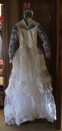 BEAUTIFUL VINTAGE WEDDING DRESS WITH LACE SLEEVES