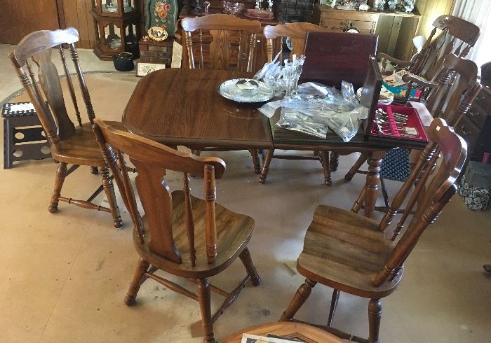 Broyhill dining set with 6 chairs and 2 leaves