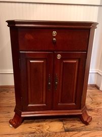 Free standing humidor cabinet