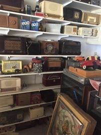 100's of vintage radios, some working, some not