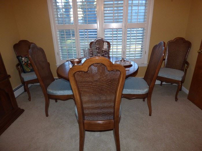 Vintage French Country dining room table , 6 chairs, with 2 leaves