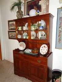 nice, small curio/bookcase