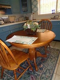 oak round, think it has 1 leaf, 41" w/2 chairs