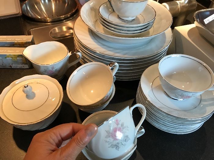 28 pieces of "Rosalita" China by Empress (Japan)