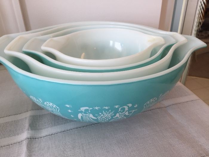Vintage Pyrex Nesting Bowls                                                                 Turquoise Amish Butterprint