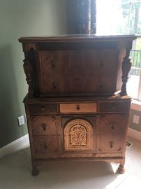 ANTIQUE WOOD CHEST OF DRAWERS/DRESSER