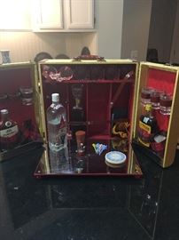 FABULOUS MINI PORTABLE BAR VINTAGE IN SUIT CASE