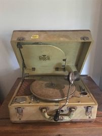 BIRCH ANTIQUE RECORD PLAYER MODEL NO 33
