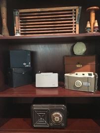 ANTIQUE CAMERAS : POLARIOD 230, POLAROID 800, ANTIQUE AUTOMATIC RADIO